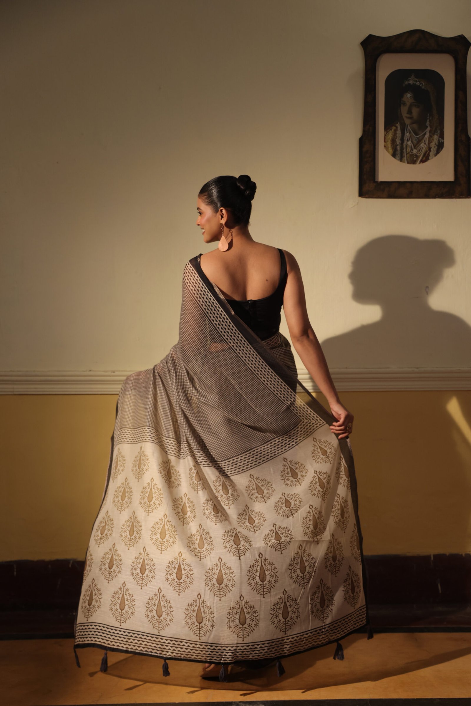 Black & White Checks linen saree with white ajrakh print with tassels - Image 4