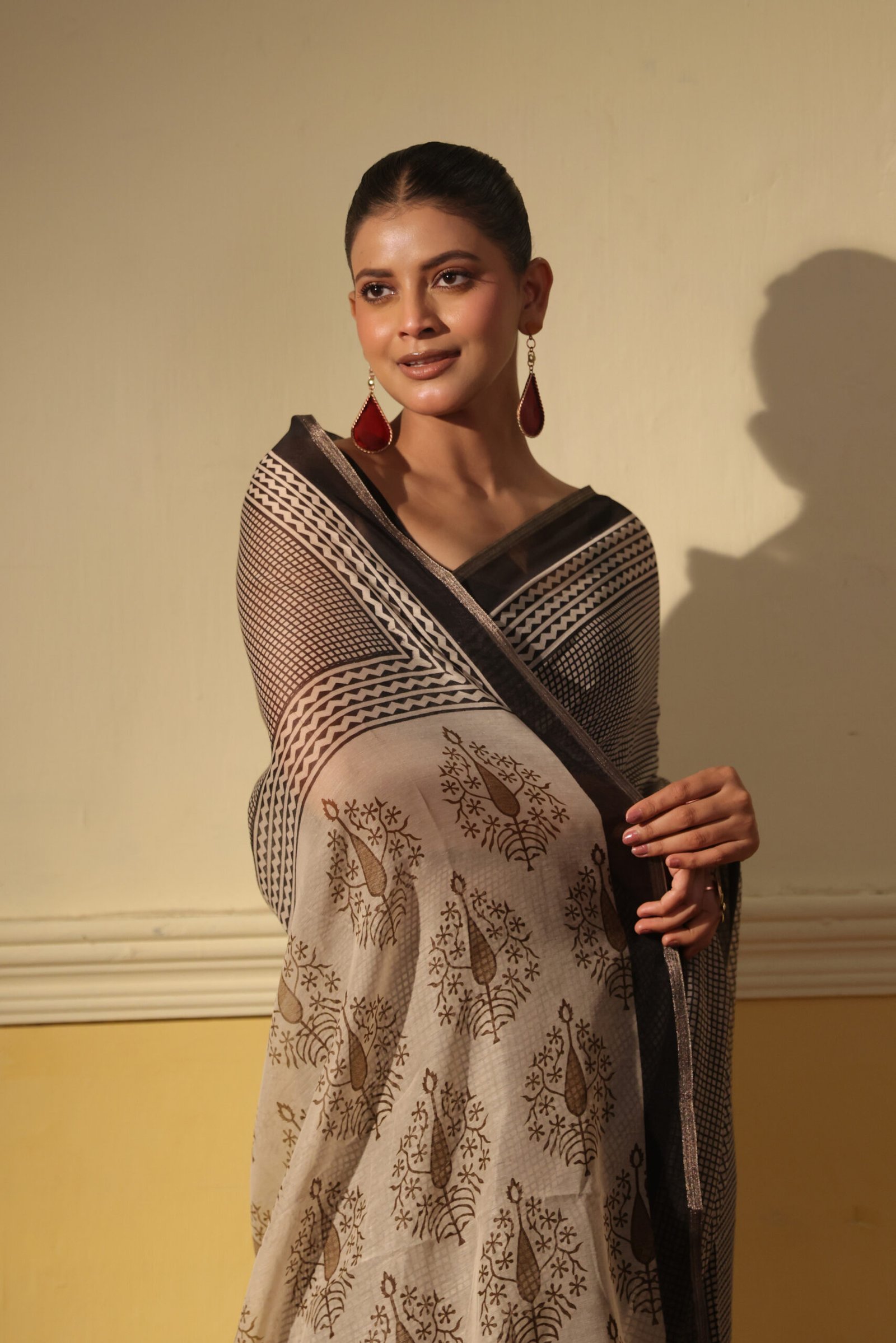 Black & White Checks linen saree with white ajrakh print with tassels - Image 3