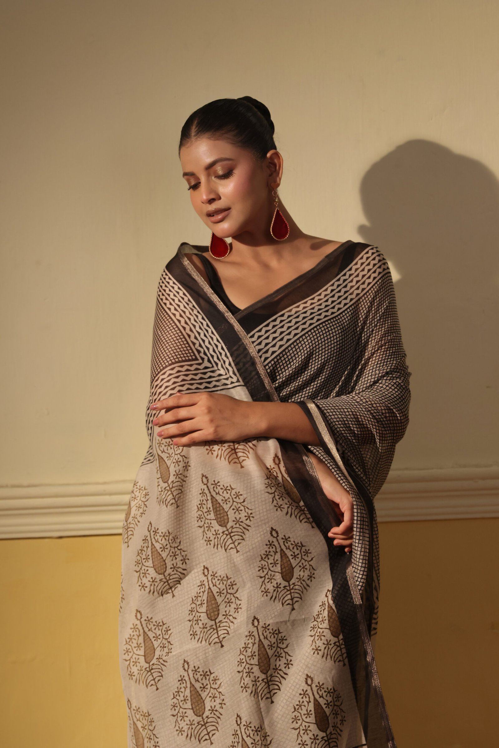 Black & White Checks linen saree with white ajrakh print with tassels - Image 2