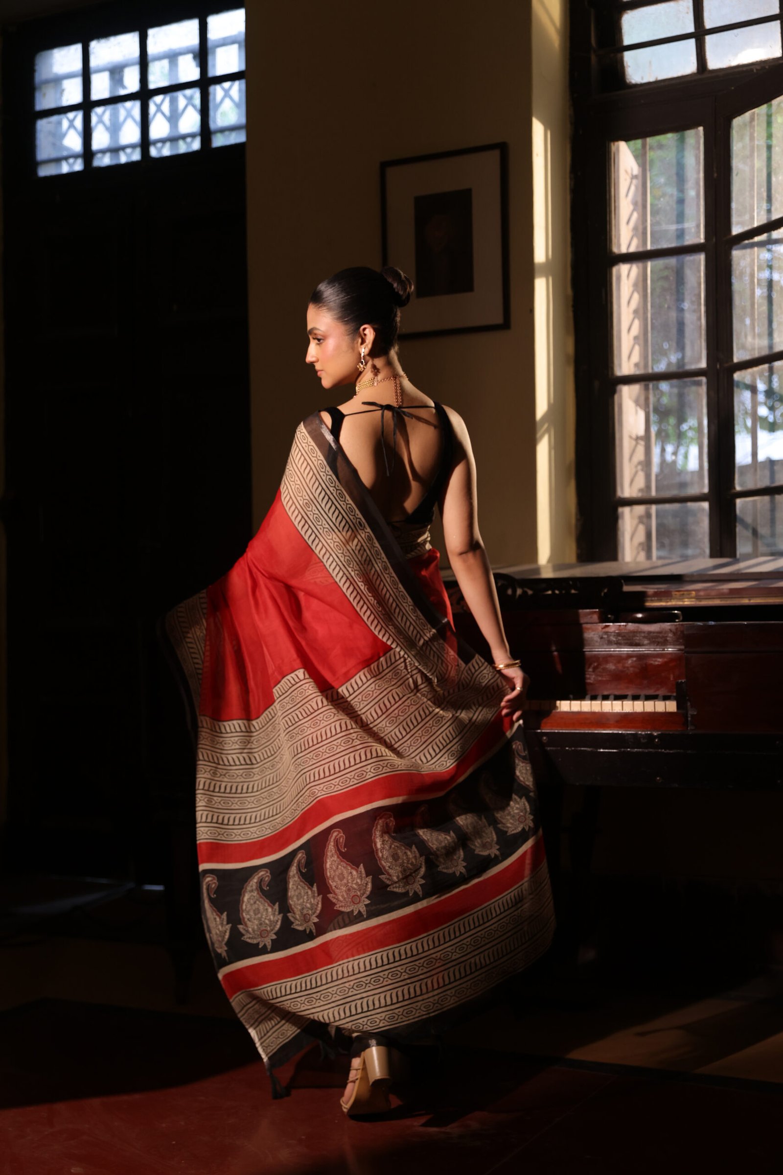 Red linen saree with white & Black ajrakh print - Image 2