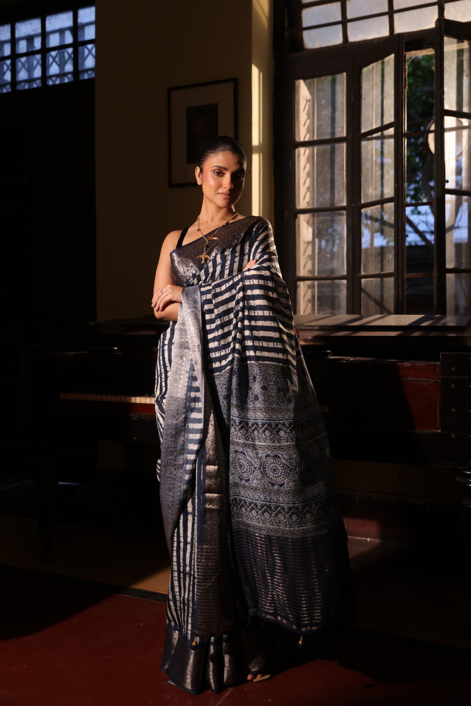 Indigo stripes leheriya maheshwari silk saree with brocade border & blouse with tassels - Image 4