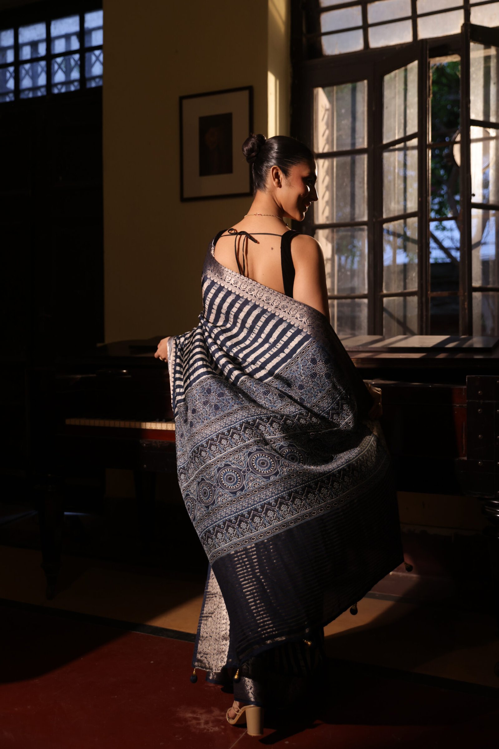 Indigo stripes leheriya maheshwari silk saree with brocade border & blouse with tassels - Image 3